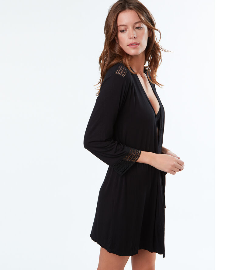 Miękki i zwiewny szlafrok kimono noir.