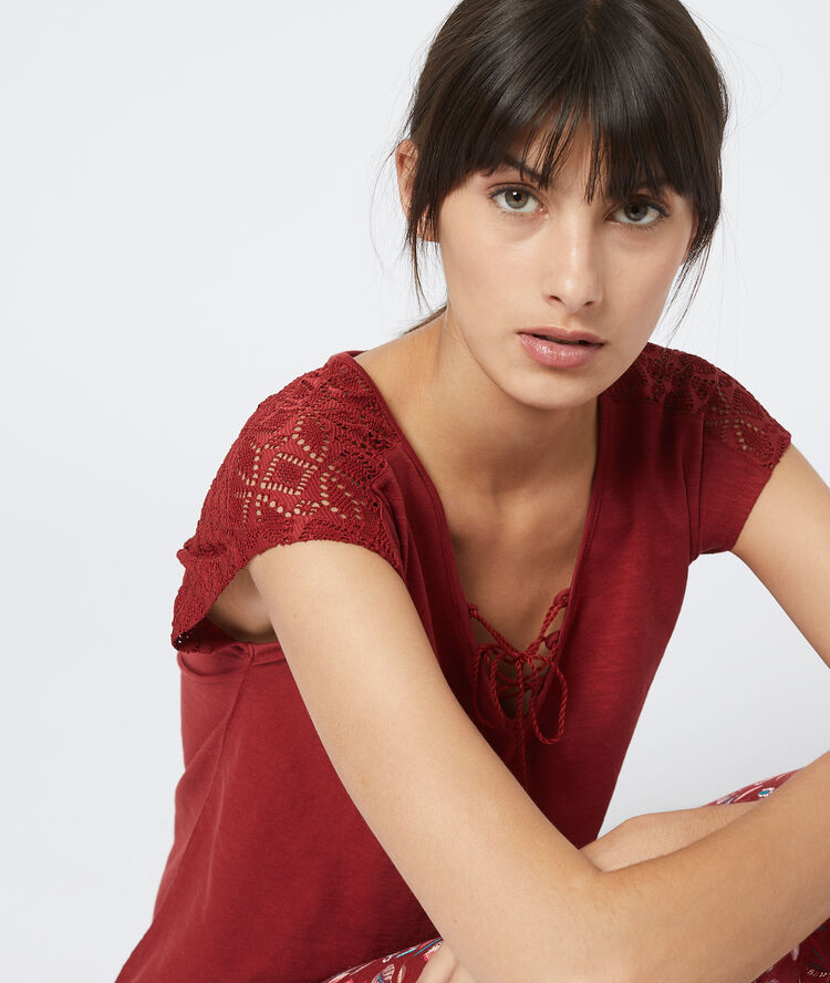 T- shirt z plecami z koronki bordowy.