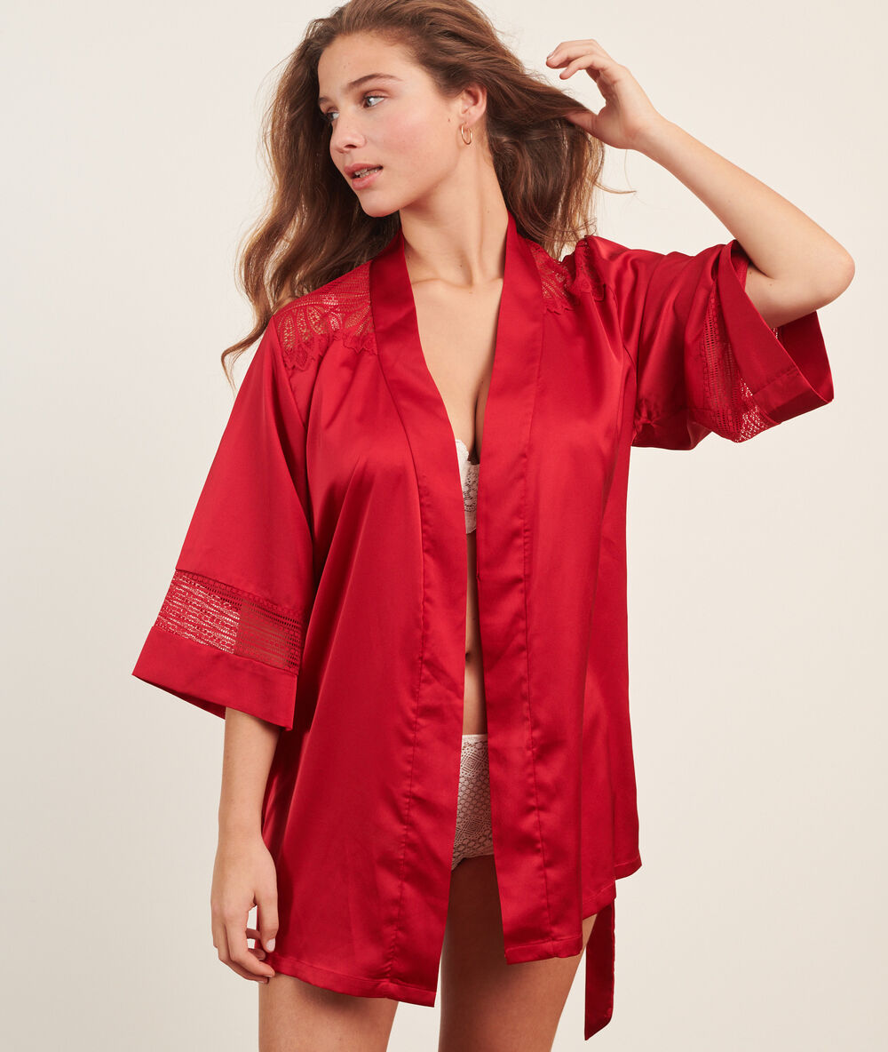 Kimono ozdobione koronką czerwony.
