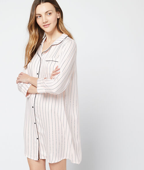 Koszula nocna w paski r&oacute;żowy.