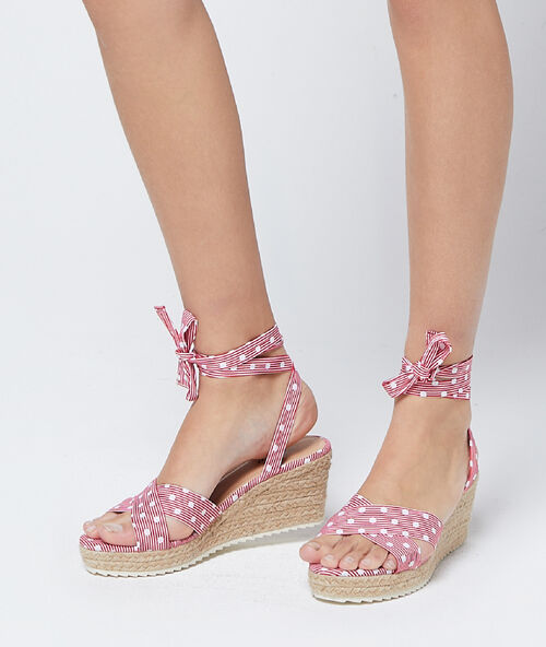 Sandales compens&eacute;es &agrave; pois rouge.